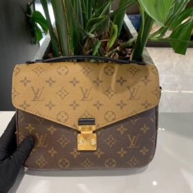 Louis Vuitton Pochette Metis M44876 photo review